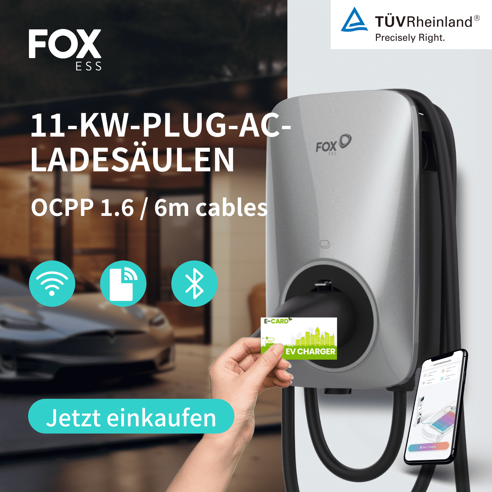 Vor einem Outdoor-Hintergrund zeigt ein Benutzer, wie er die silberne FoxESS 11kW Wallbox-Ladestation mit seinem Smartphone und einer RFID-Karte steuert, um sein Auto effizient aufzuladen. Das Gerät unterstützt OCPP 1.6, Wifi und Bluetooth und ist TÜV Rheinland-zertifiziert für „Präzision bis ins Detail“