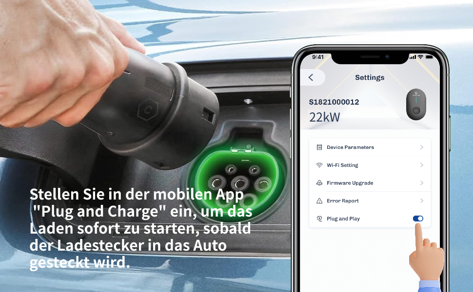 Ein Benutzer steuert mit seinem Smartphone eine schwarze Joycharge Wallbox, um sein Elektroauto über den Ladeanschluss zu laden. Mit der mobilen App stellt er die Funktion "Plug and Charge" ein, um das Laden sofort zu starten, sobald der Ladestecker ins Auto gesteckt wird.